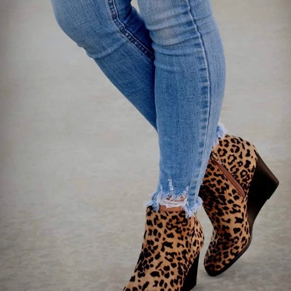 HOST PICK⭐️👢Leopard Side Slit Wedge Bootie Zipper - Picture 4 of 5